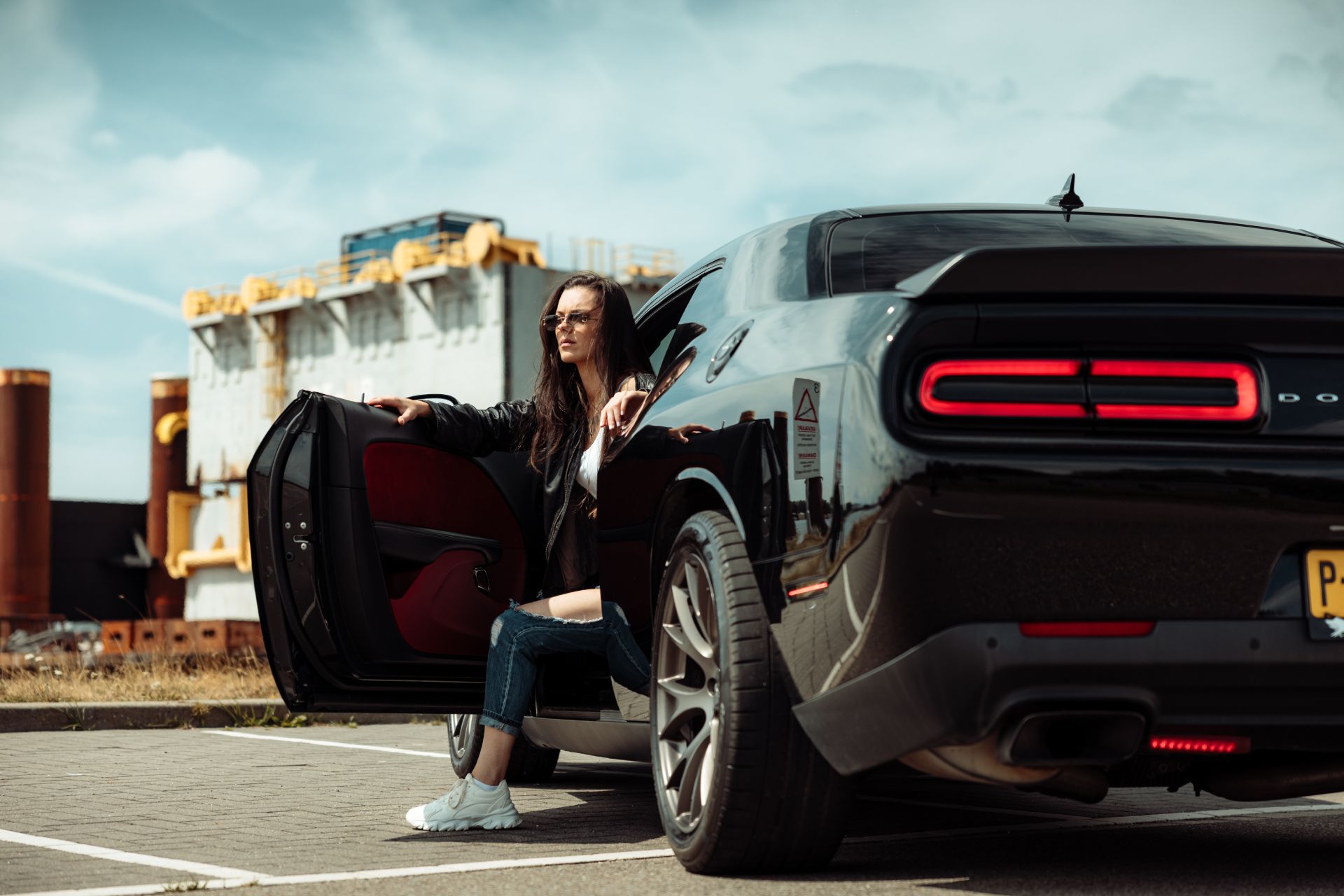 dodge challenger hellcat achteraanzicht deur open