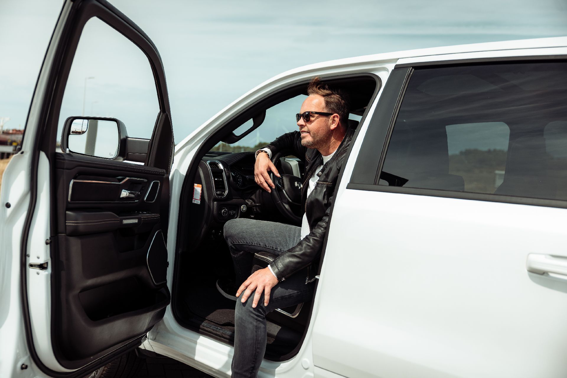 dodge ram zijaanzicht deur open