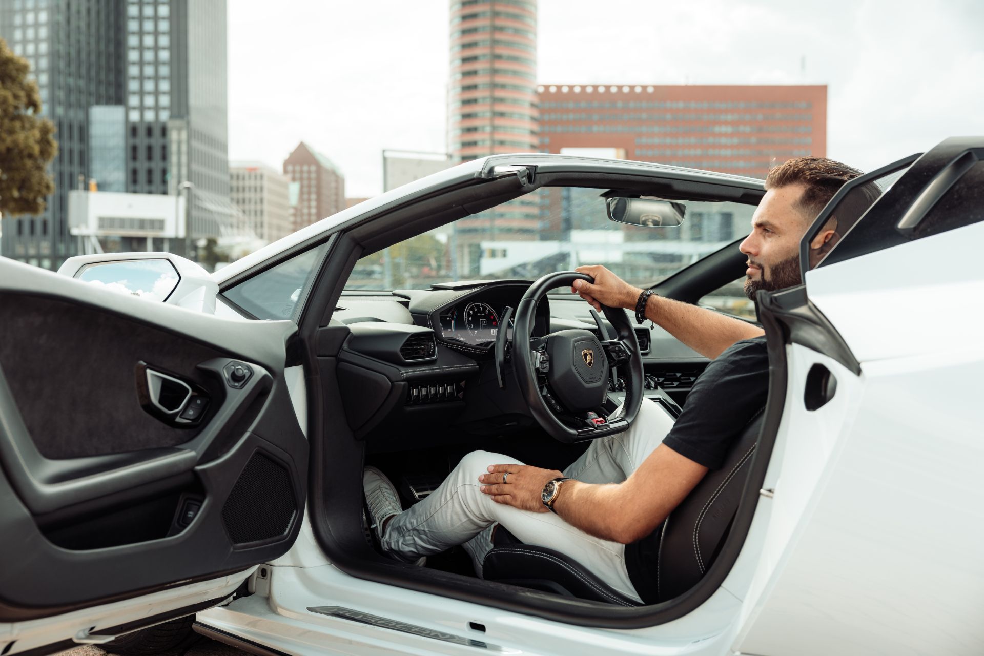 lamborghini huracan evo spyder deur open