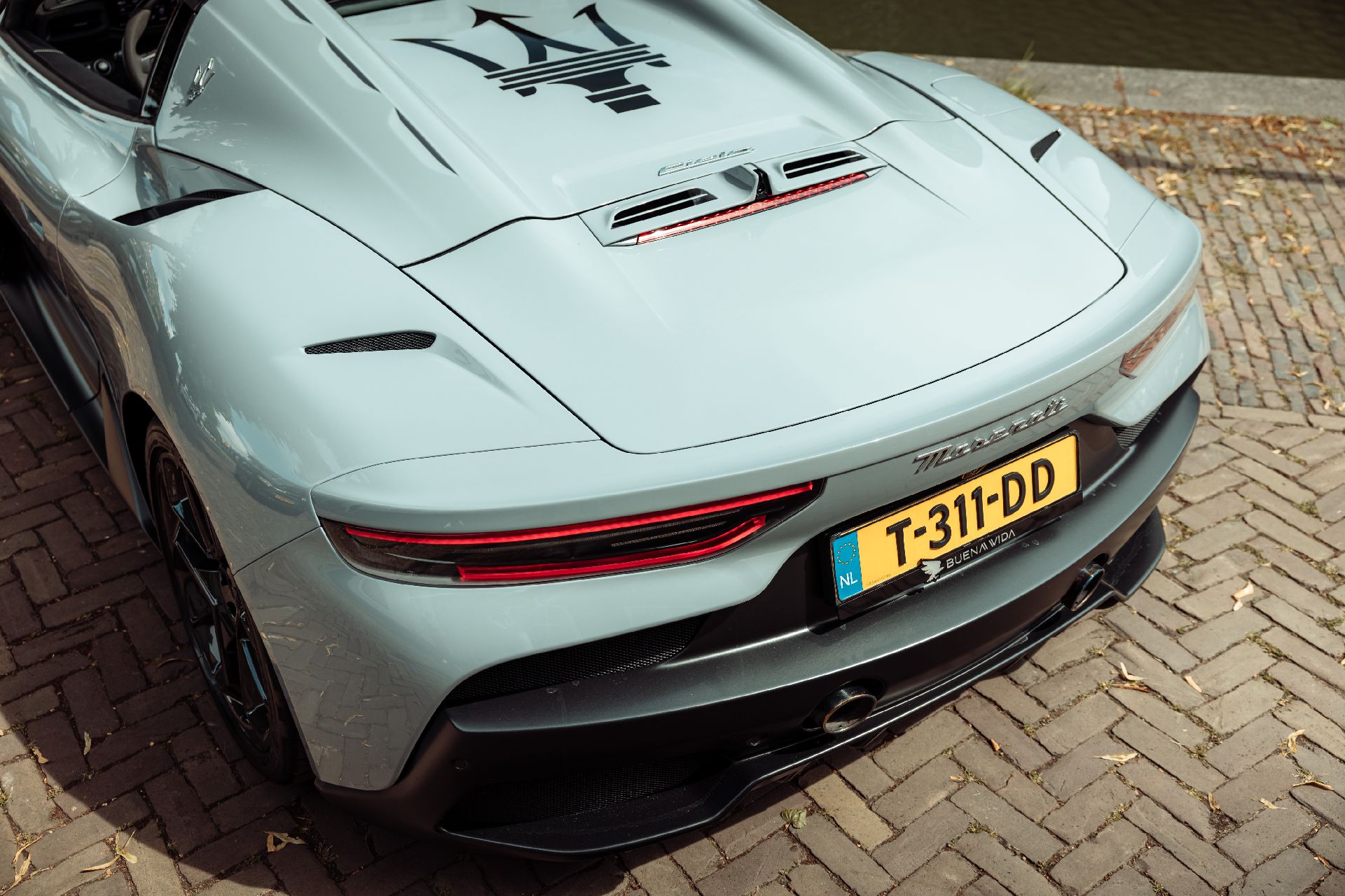 maserati mc20 cielo bovenaanzicht met logo