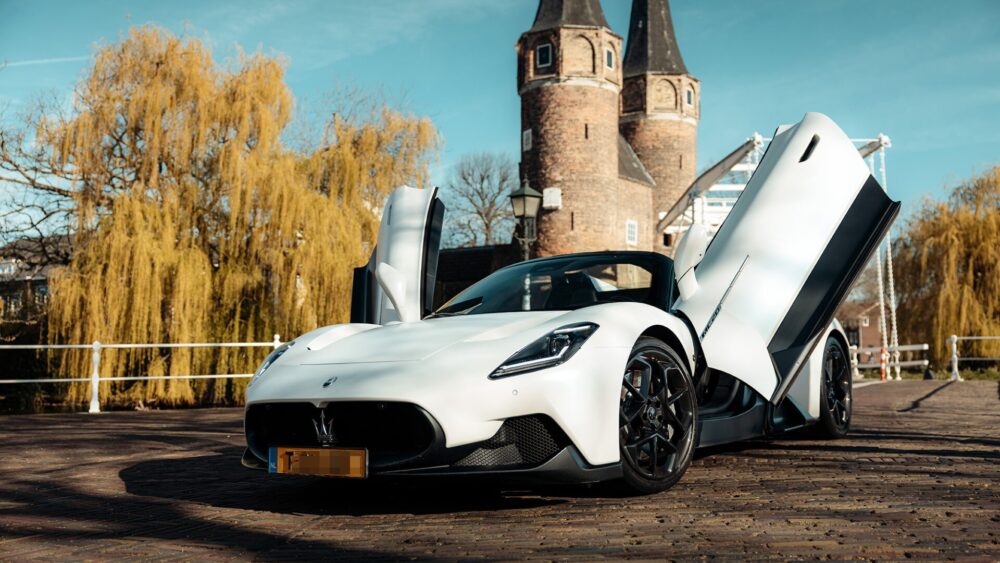 maserati mc20 cielo vooraanzicht deuren open