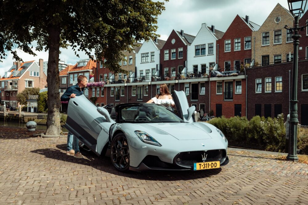 maserati mc20 cielo vooraanzicht deuren open