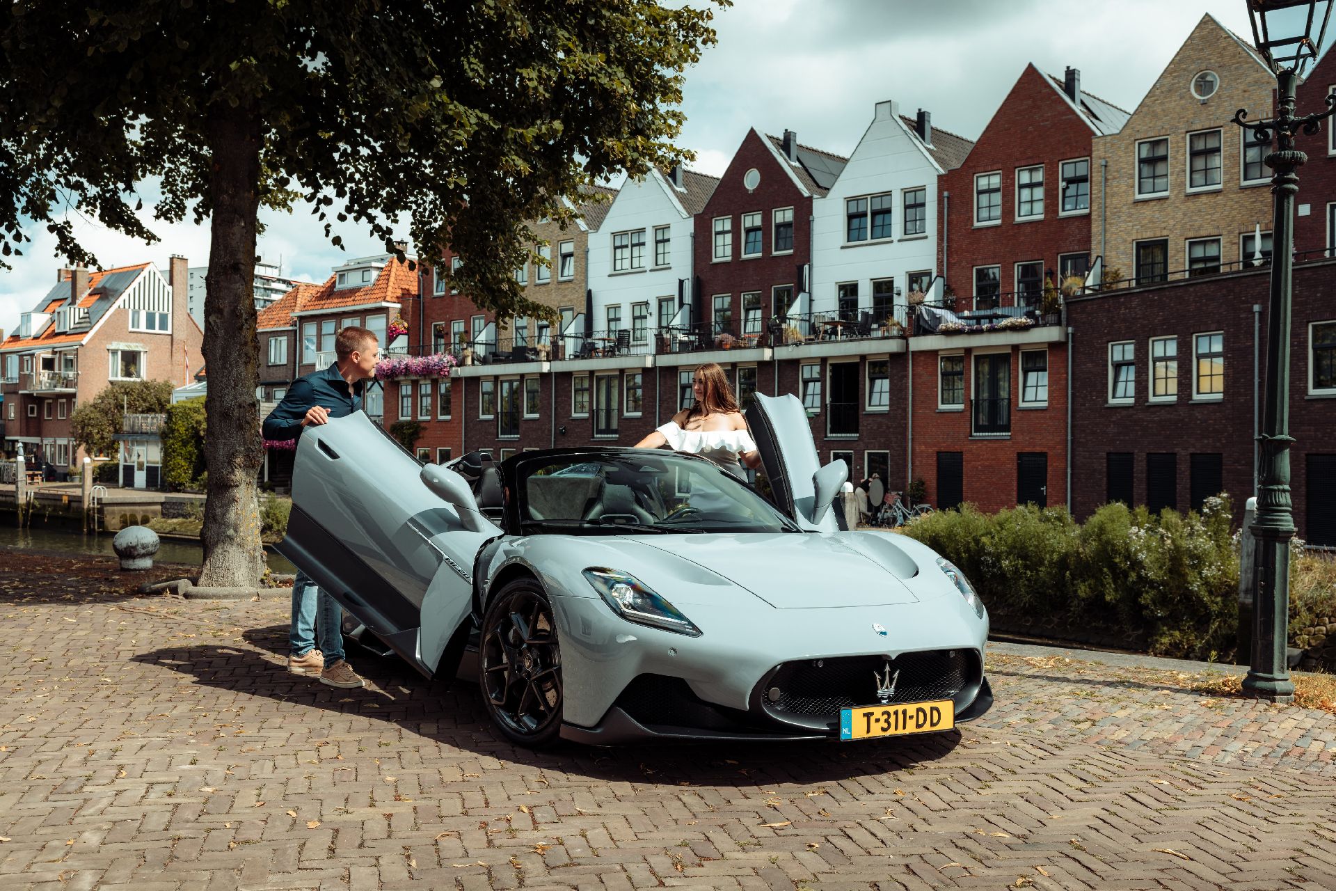 maserati mc20 cielo vooraanzicht deuren open