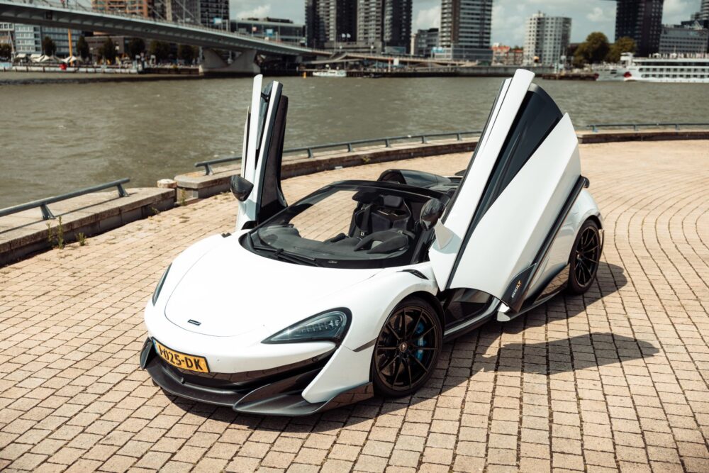 mclaren 600 lt zijaanzicht deuren open