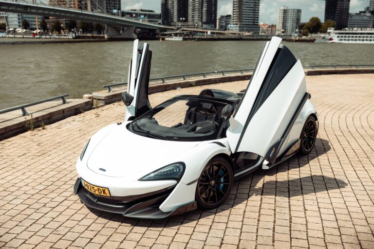 mclaren 600 lt zijaanzicht deuren open