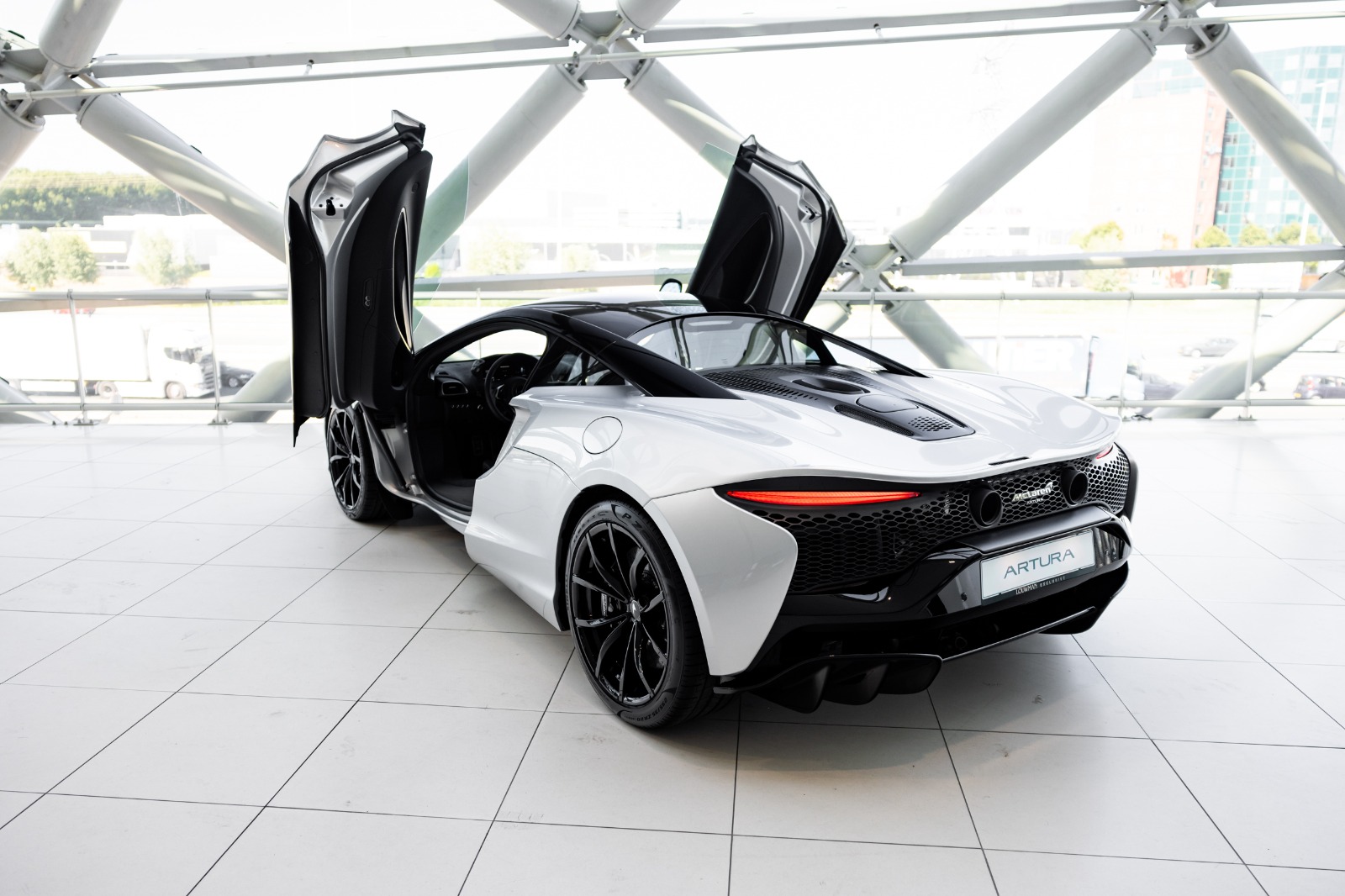 McLaren Artura achteraanzicht deuren open
