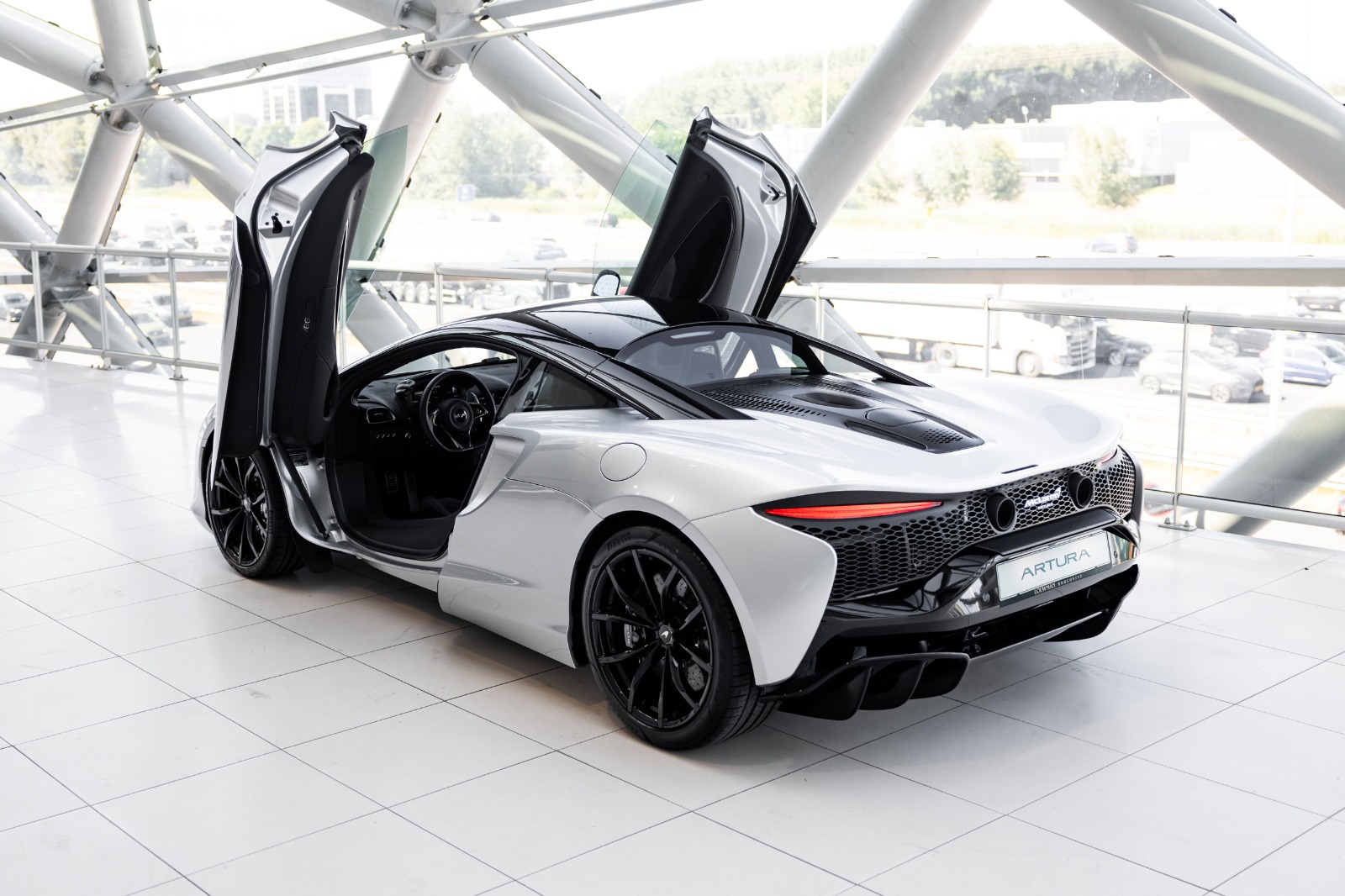 McLaren Artura achteraanzicht hoog deuren open