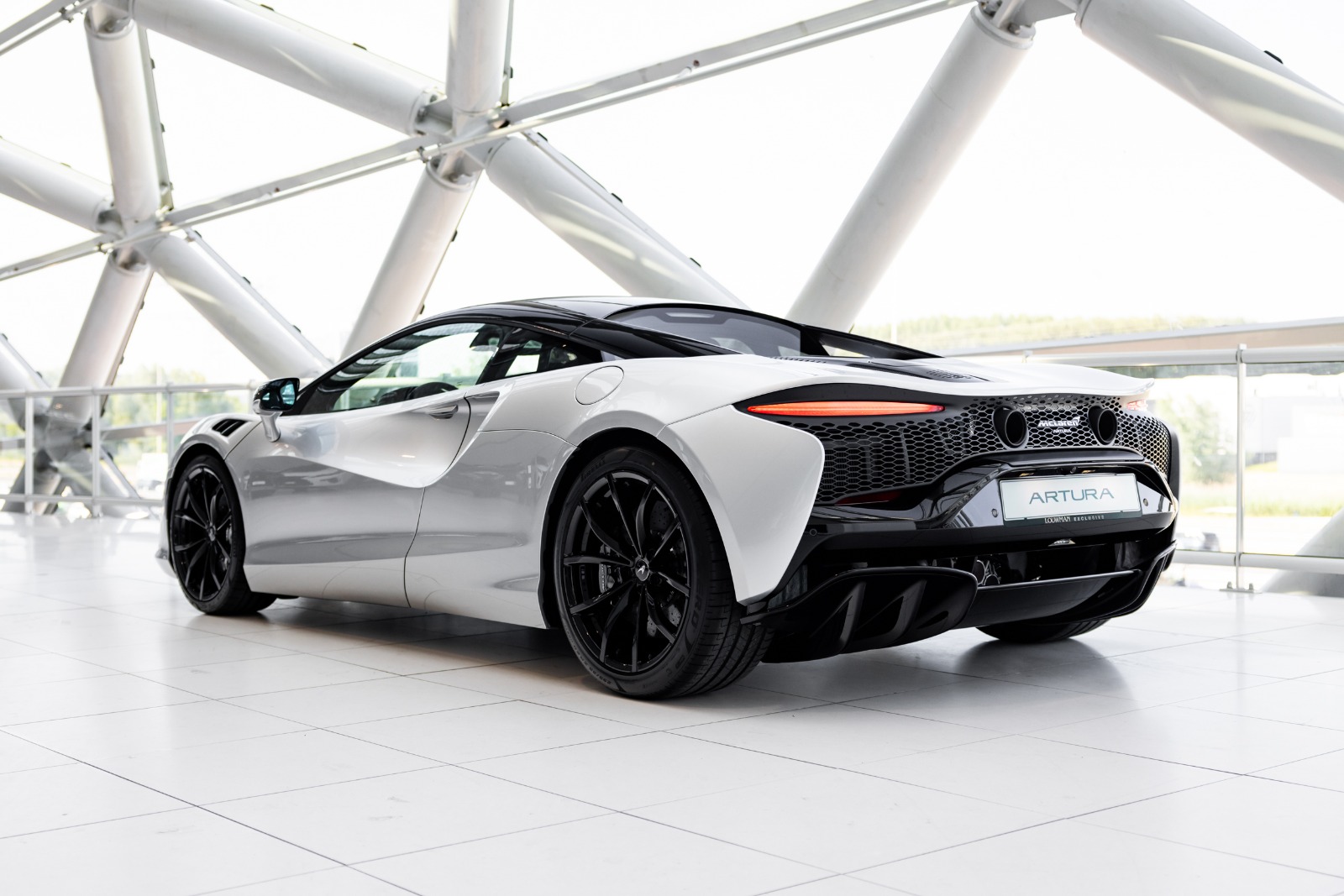 McLaren Artura achteraanzicht laag