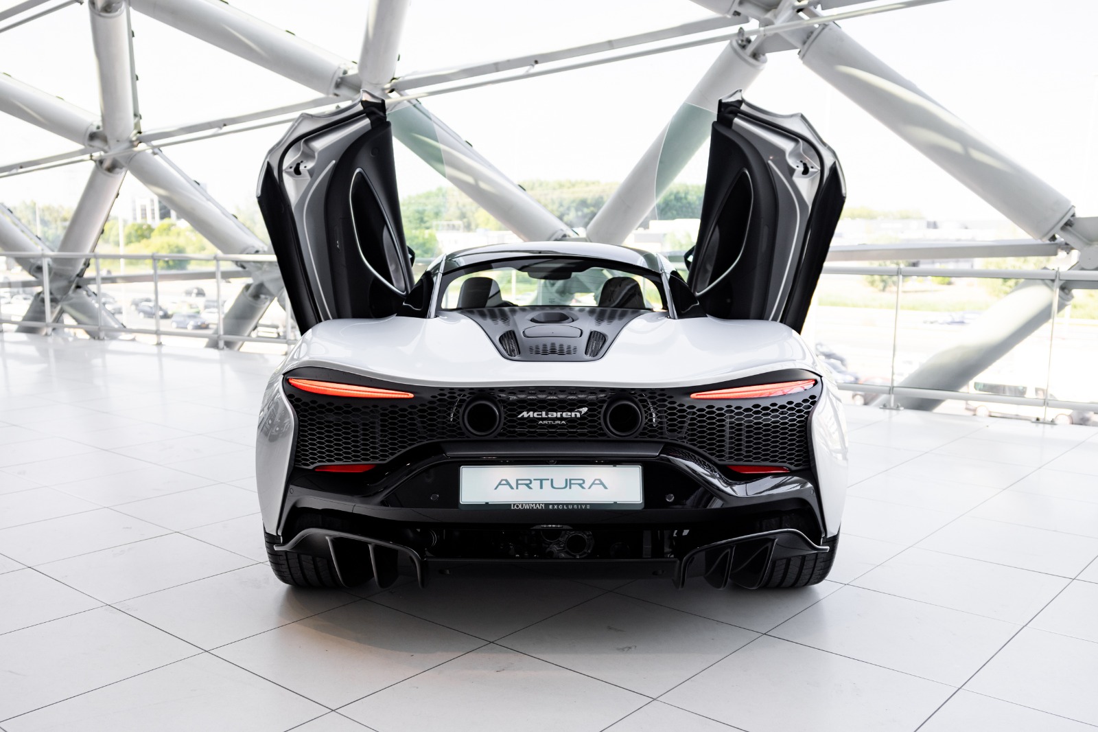 McLaren Artura achteraanzicht recht