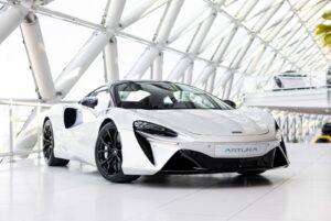 McLaren Artura vooraanzicht