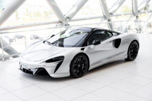McLaren Artura vooraanzicht hoog