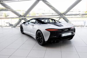 McLaren Artura vooraanzicht hoog deuren open