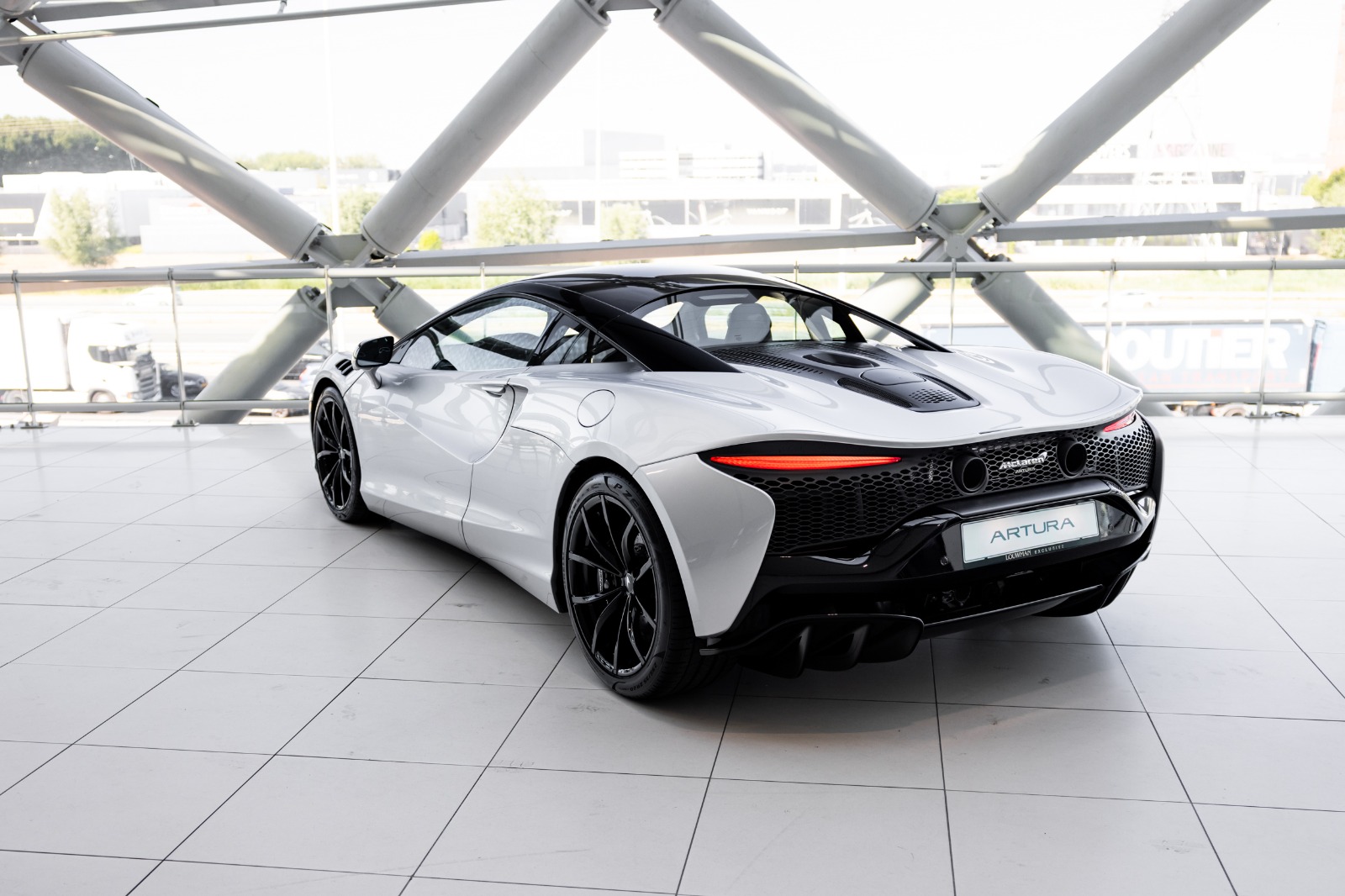 McLaren Artura vooraanzicht hoog deuren open