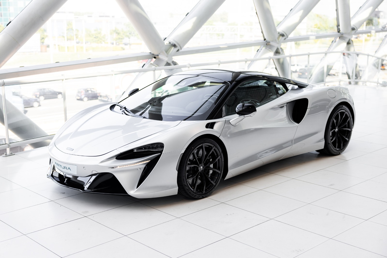 McLaren Artura vooraanzicht hoog