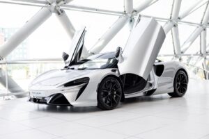 McLaren Artura zijaanzicht deuren open