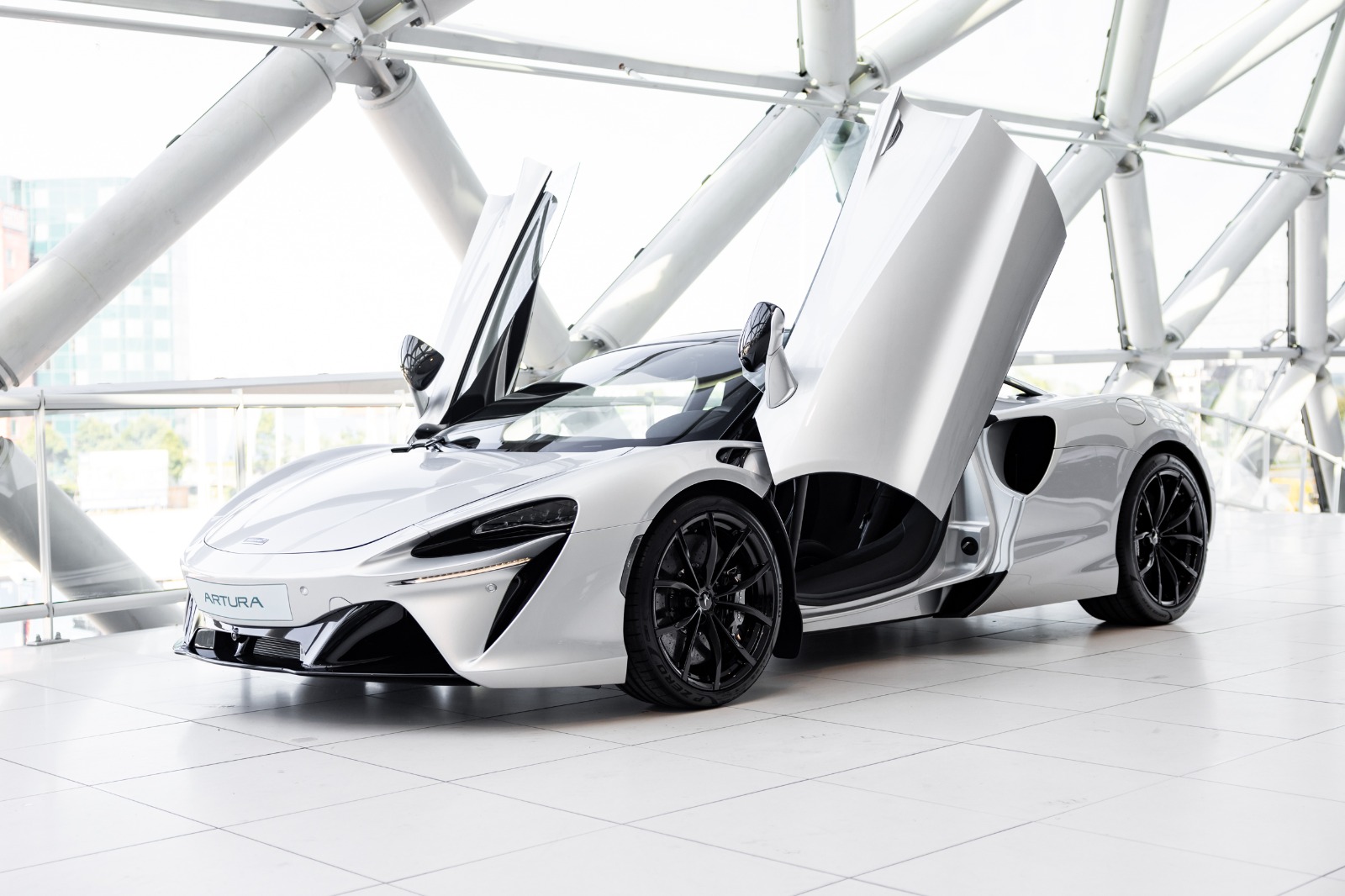 McLaren Artura zijaanzicht deuren open