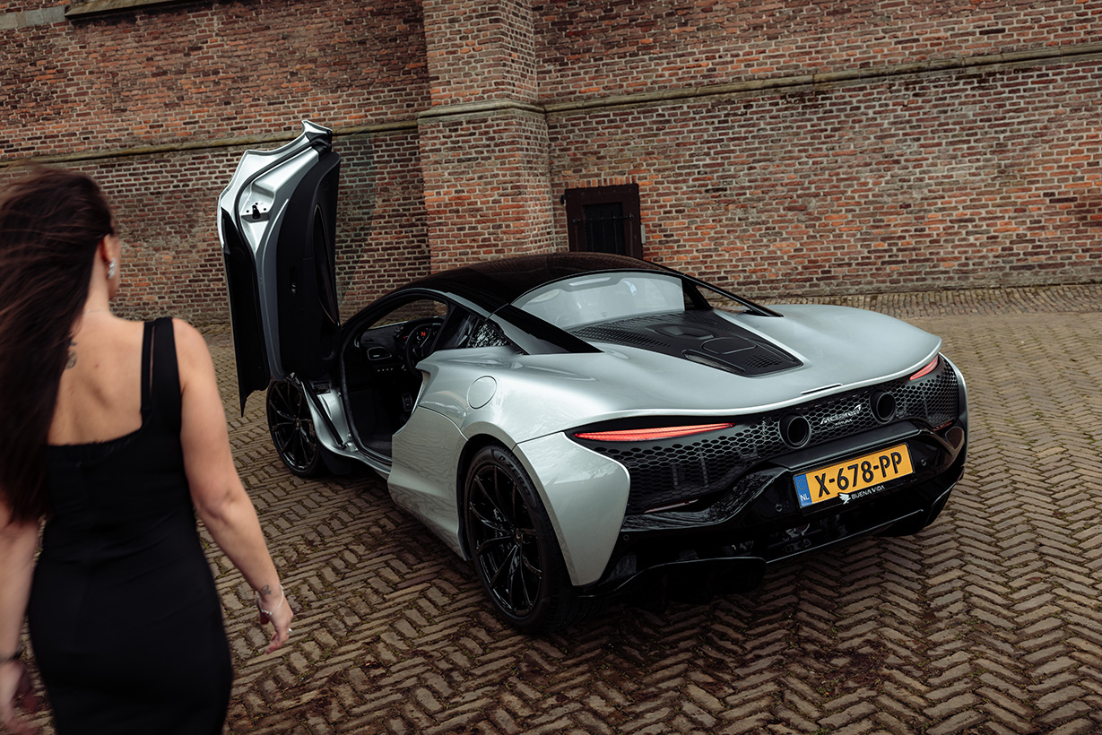 Mclaren Artura achteraanzicht deur open