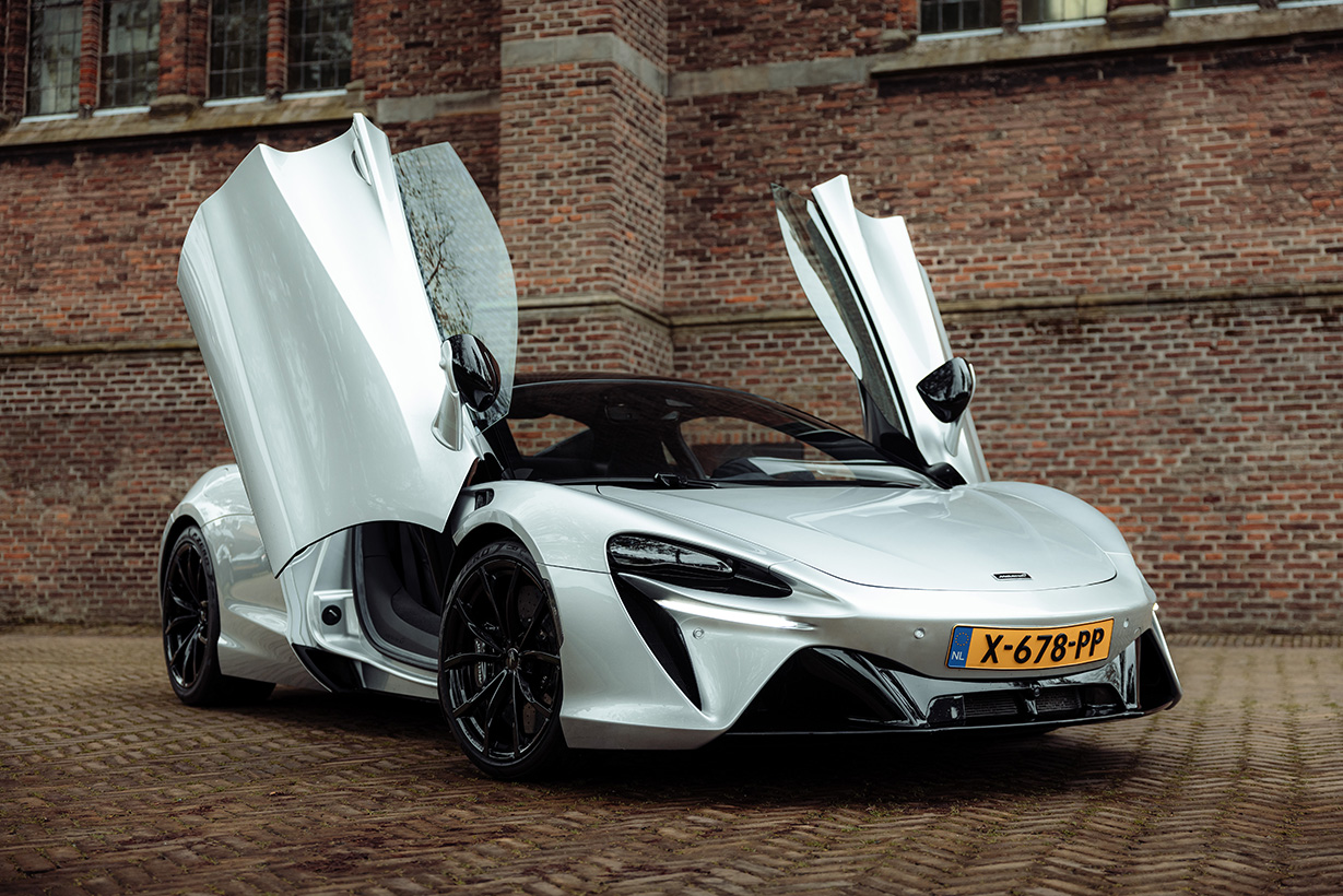 Mclaren Artura deuren open