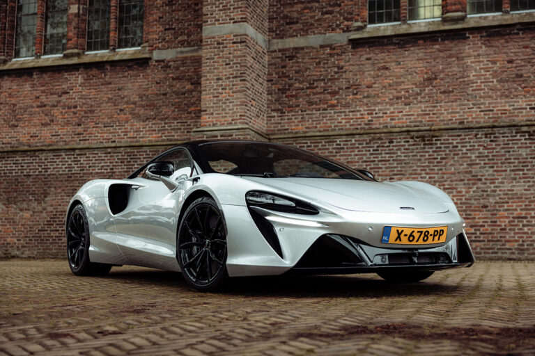 Mclaren Artura vooraanzicht