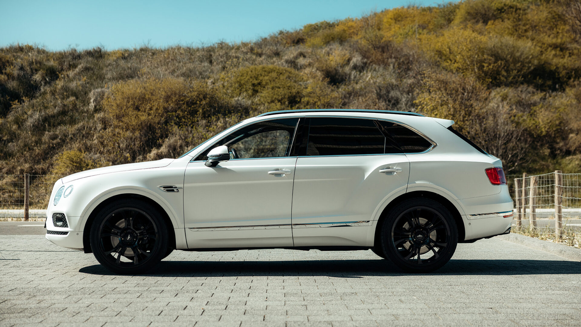 Bentley Bentayga wit zijkant