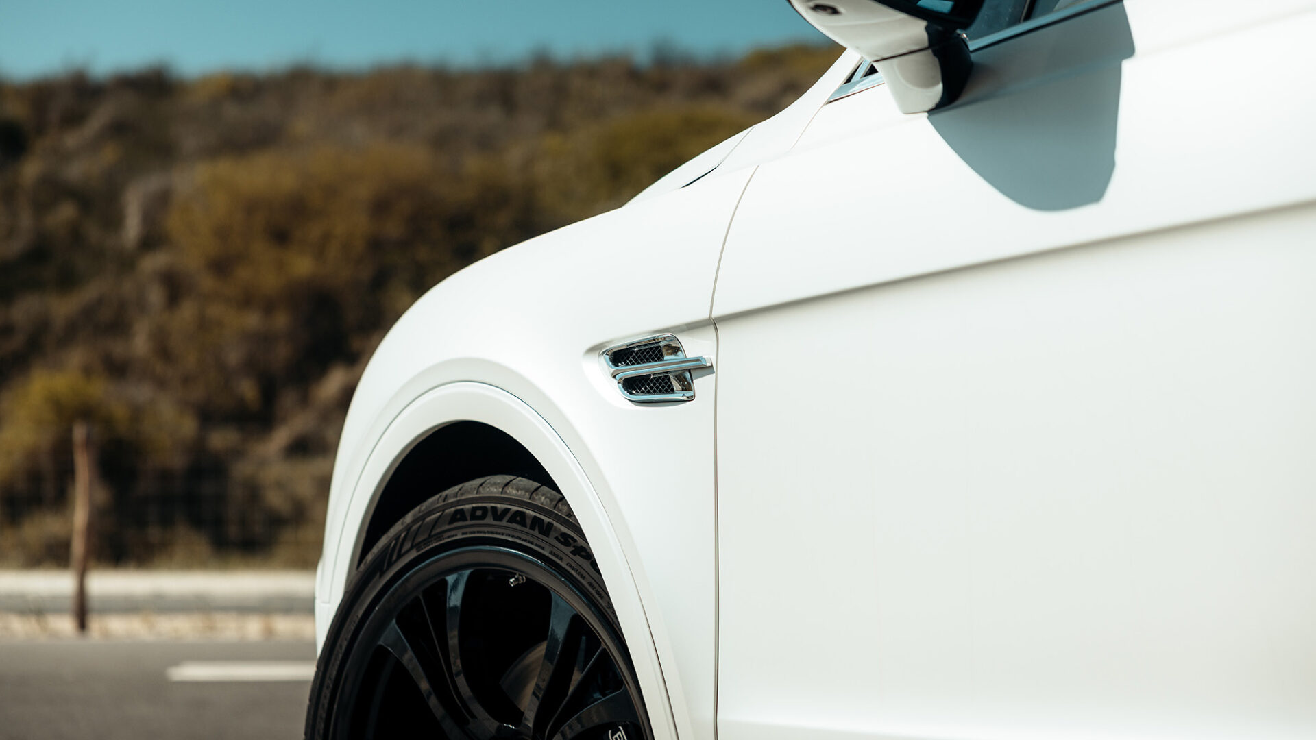 Bentley Bentayga wit details zijkant