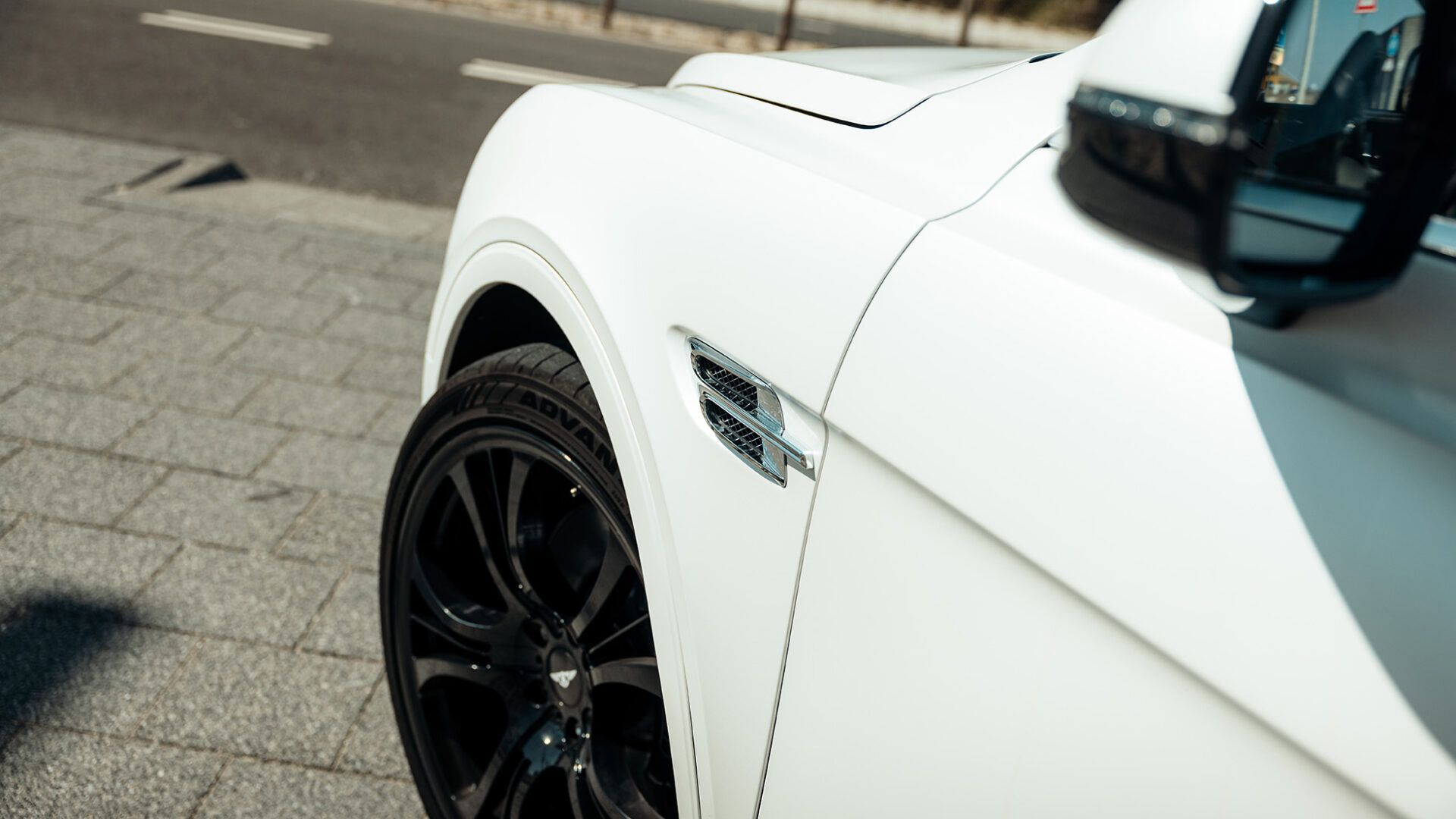 Bentley Bentayga wit details zijkant