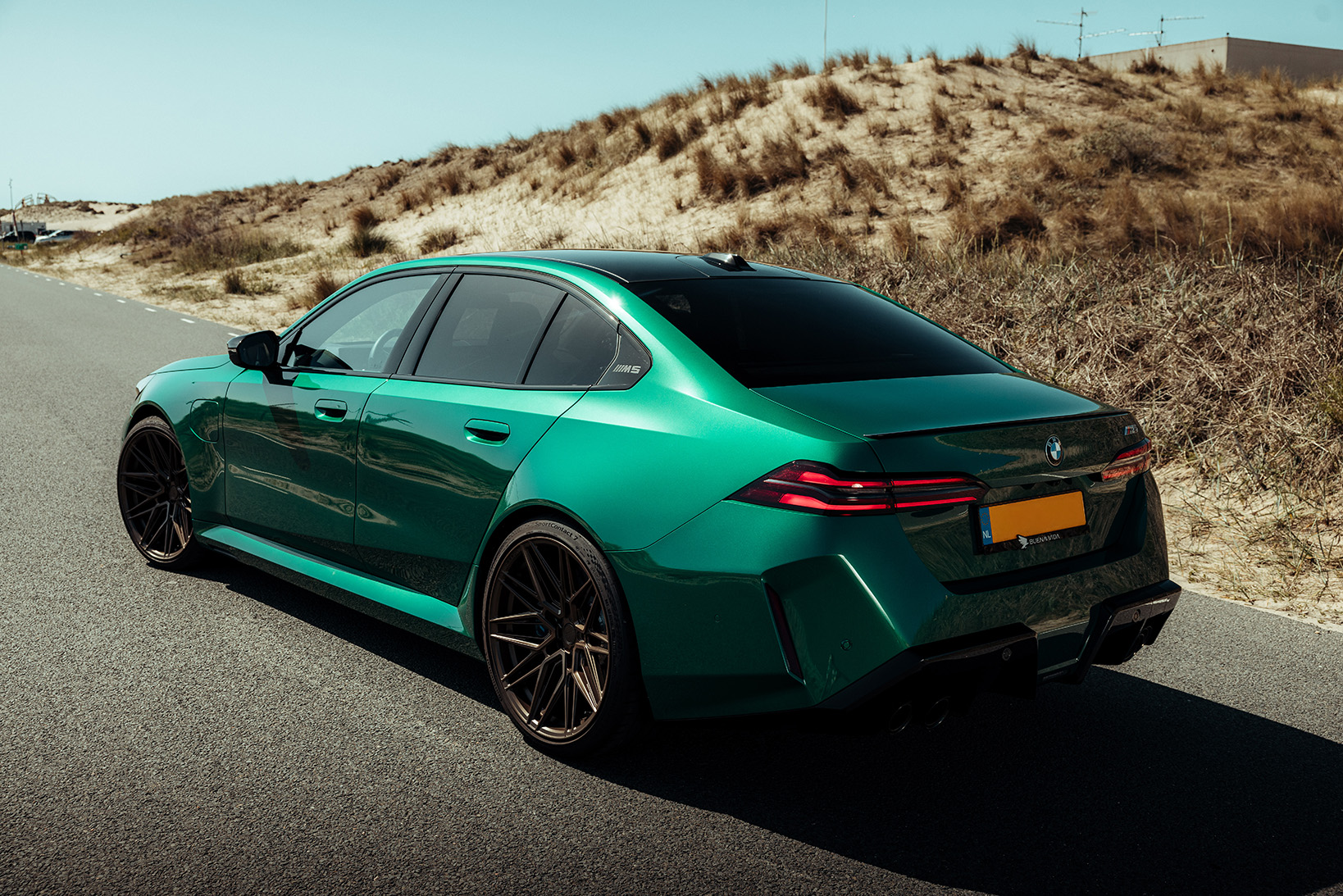 BMW M5 schuin van achter 2