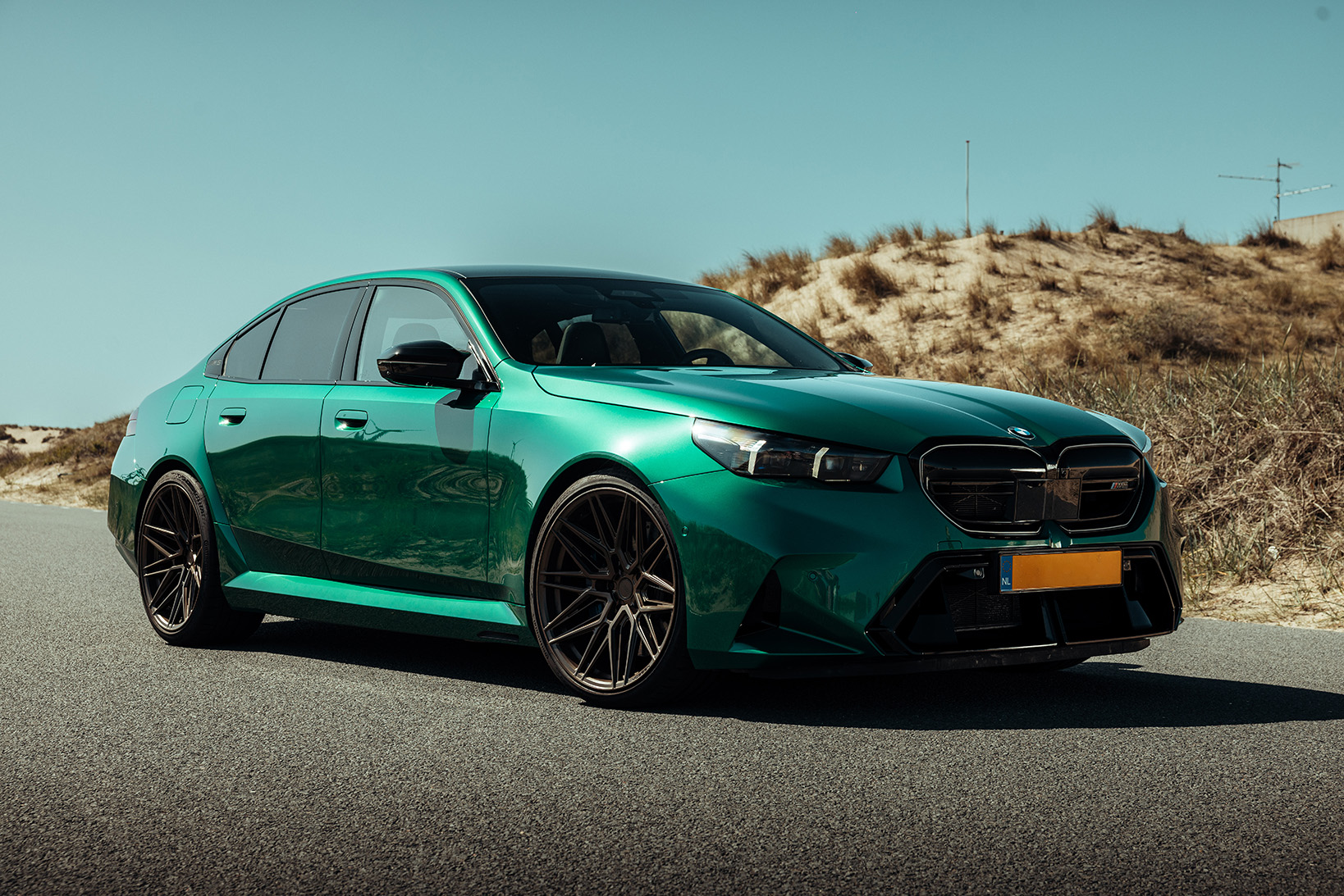 BMW M5 schuin van voren