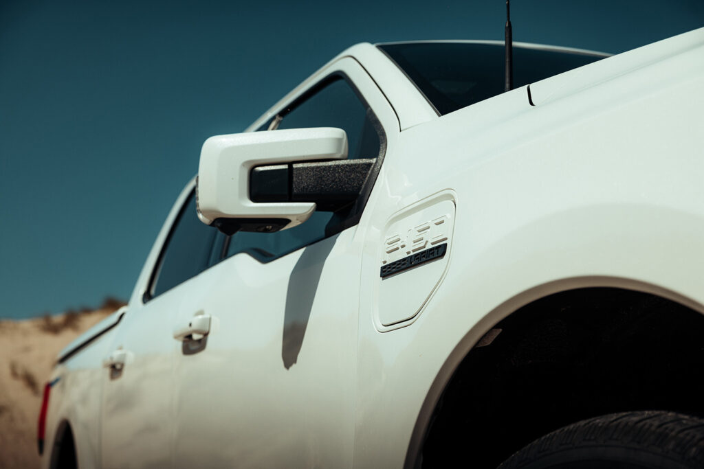 Ford F-150 Lightning wit F-150 logo