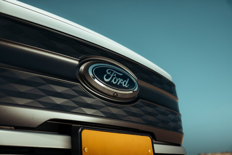 Ford F-150 Lightning wit Ford logo