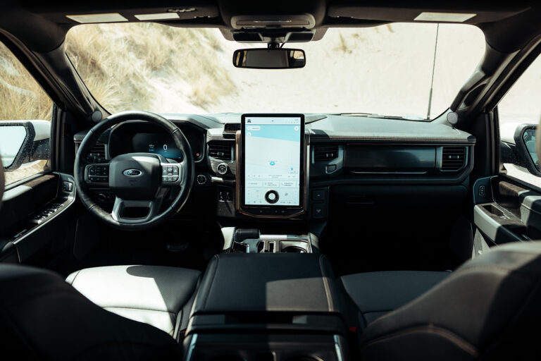 Ford F-150 Lightning wit interieur dashboard