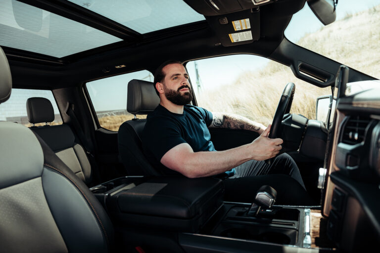 Ford F-150 Lightning wit interieur met bestuurder