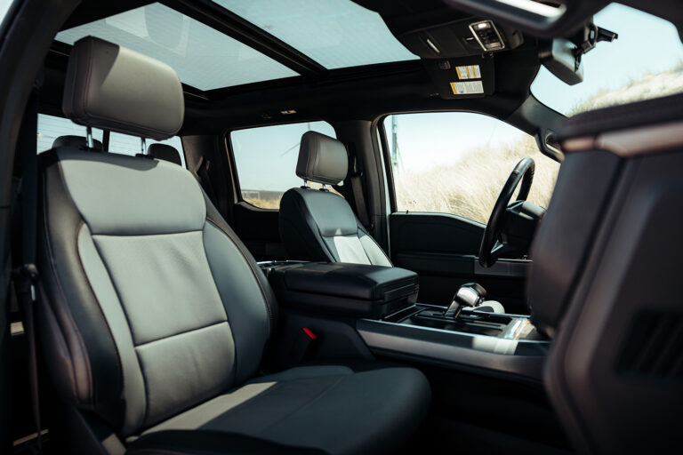 Ford F-150-Lightning wit interieur stoelen