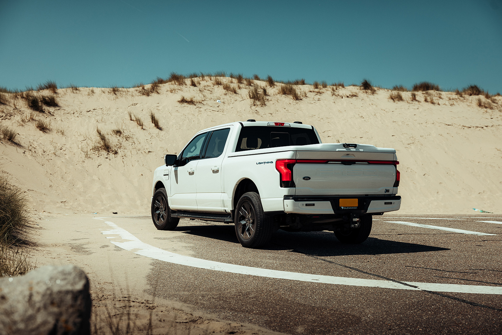 Ford F-150 Lightning wit schuin van achteren