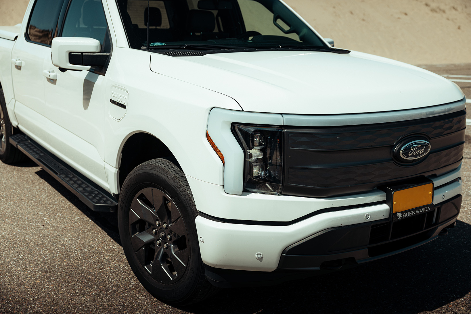 Ford F-150 Lightning wit schuin van boven motorkap