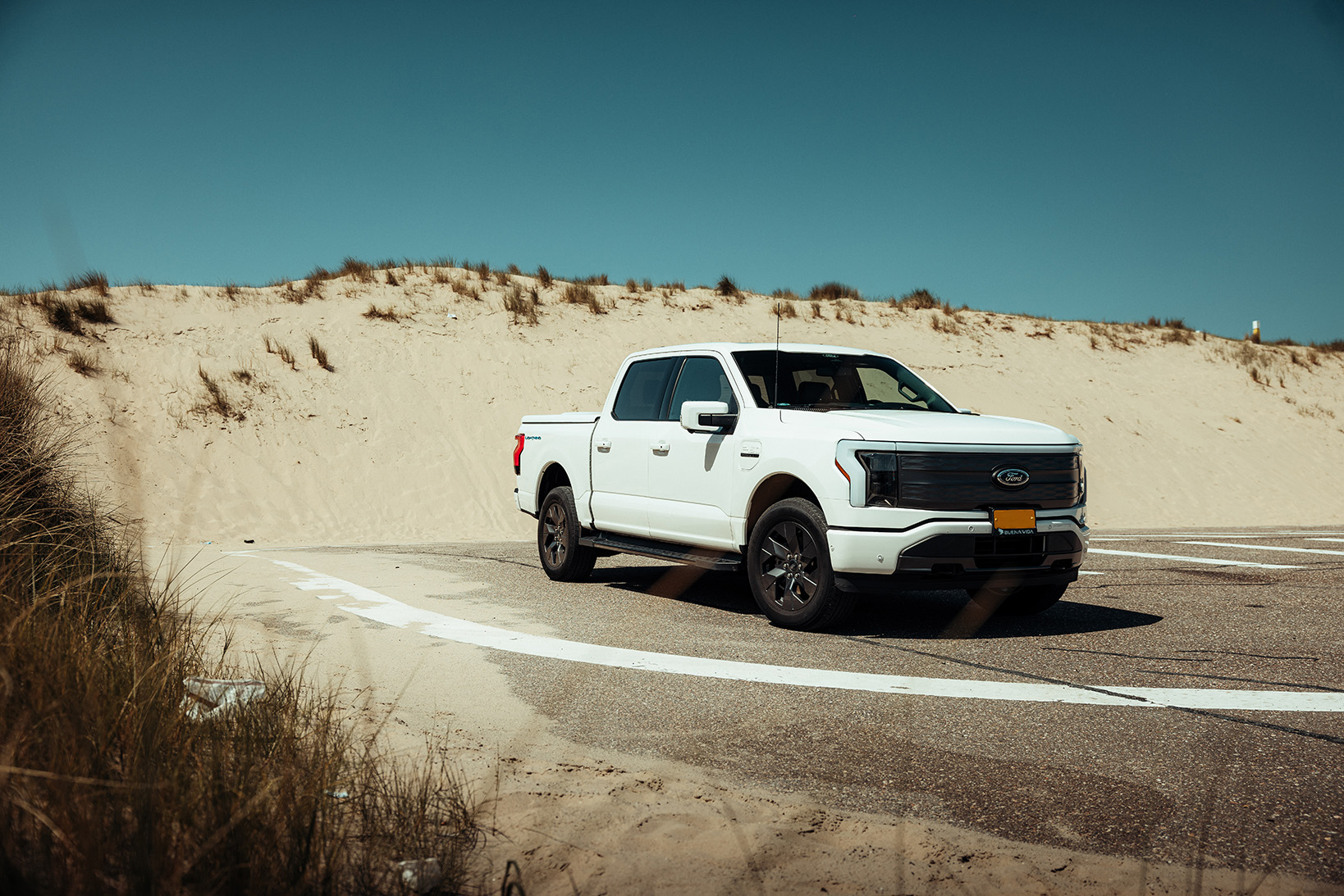 Ford F-150 Lightning wit schuin van voren