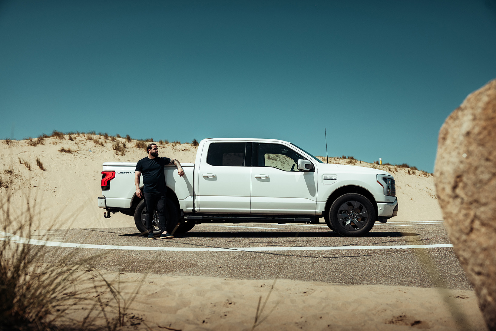 Ford F-150 Lightning wit zijaanzicht