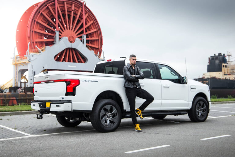 Ford F-150 Lightning zijkant achterkant
