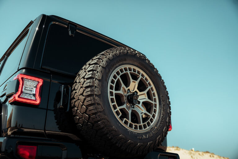 Jeep wrangler zwart extra band achterkant