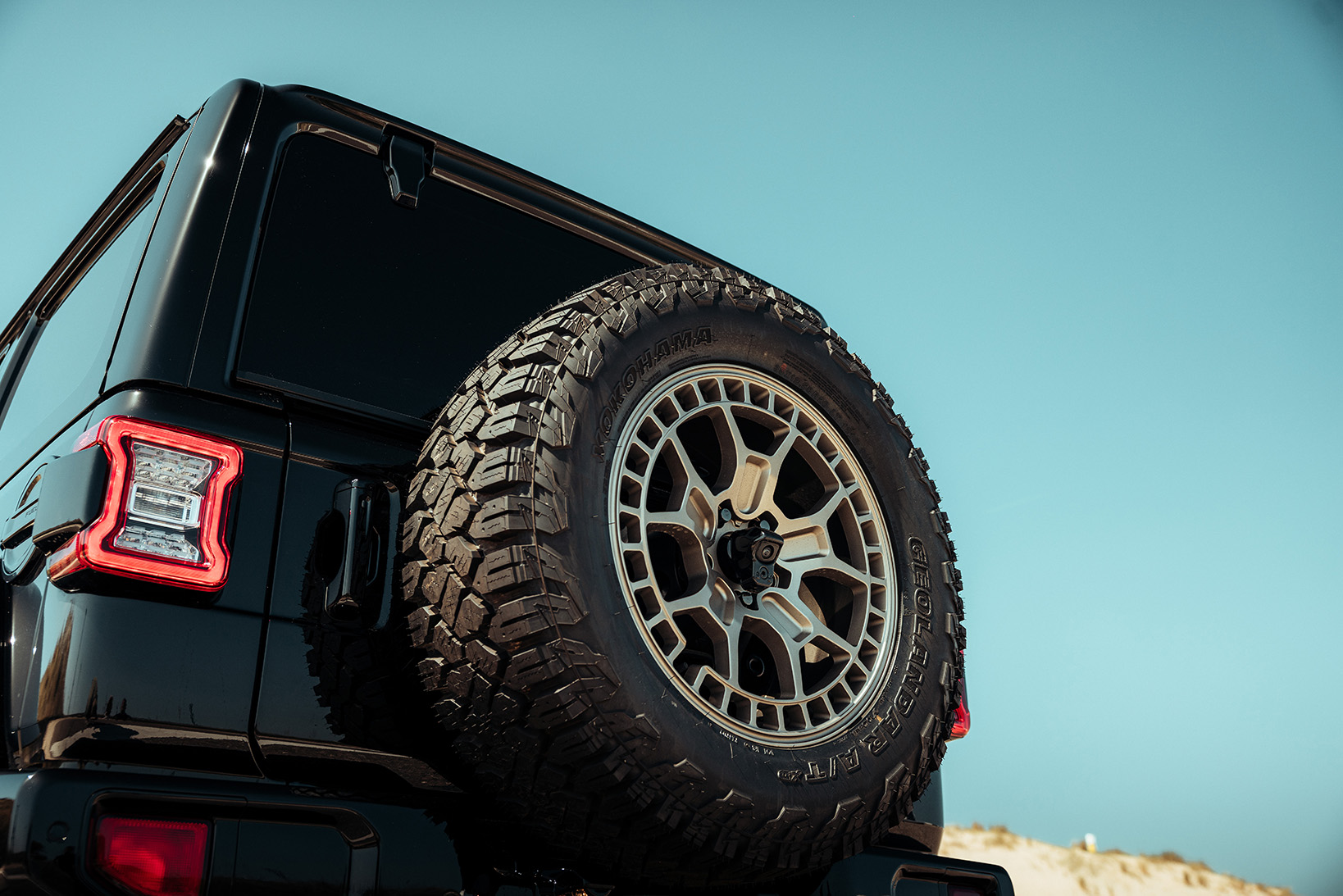 Jeep wrangler zwart extra band achterkant