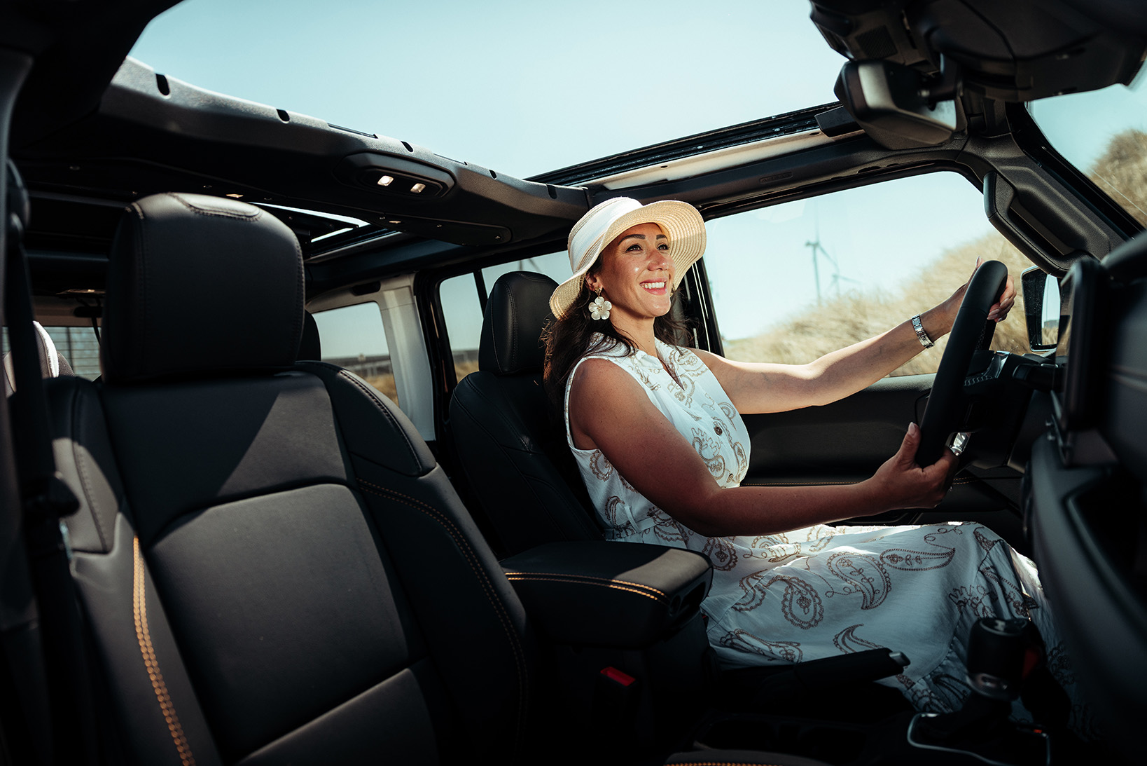 Jeep wrangler zwart interieur met bestuurder