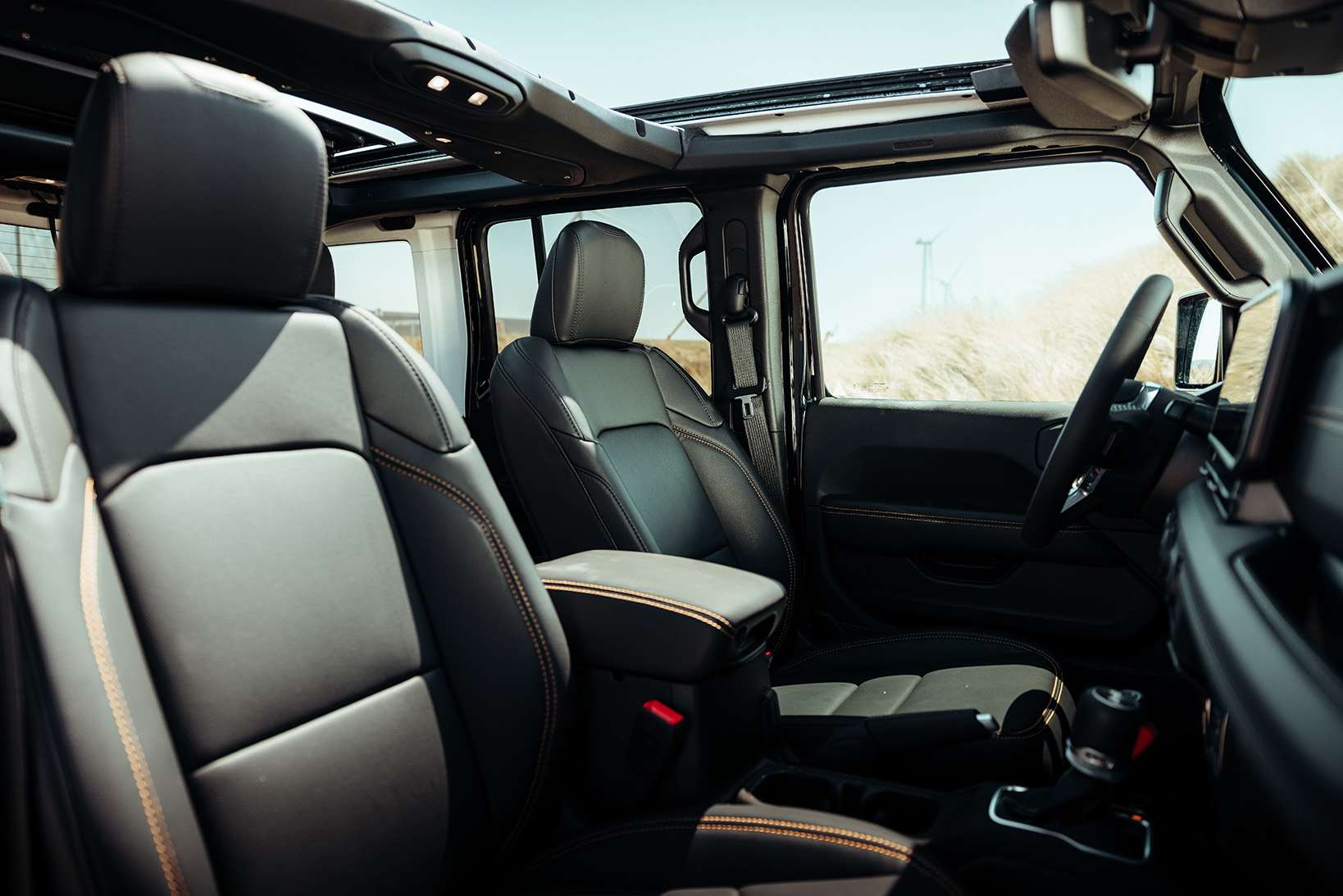 Jeep wrangler zwart interieur stoelen