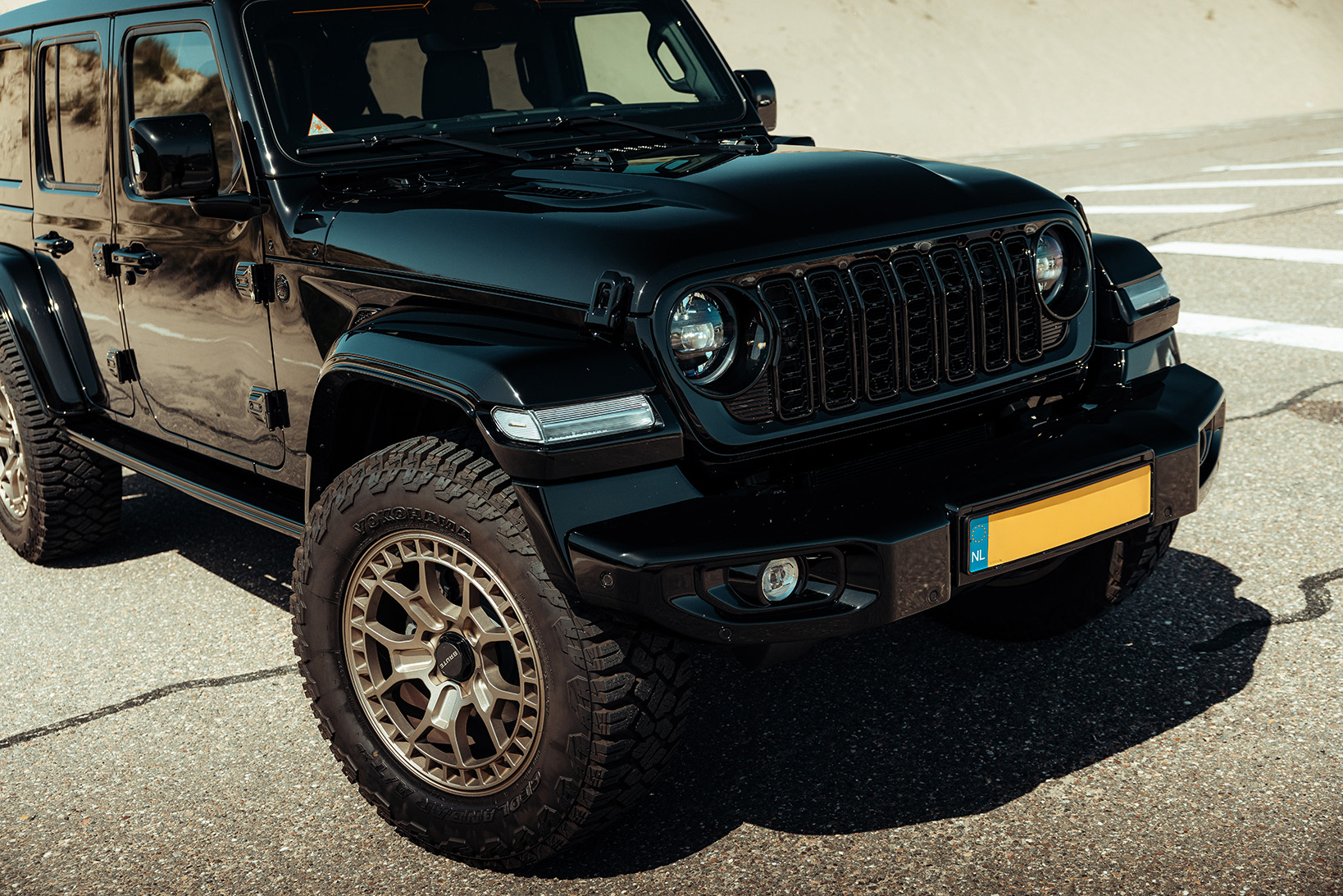 Jeep wrangler zwart schuin van boven motorkap