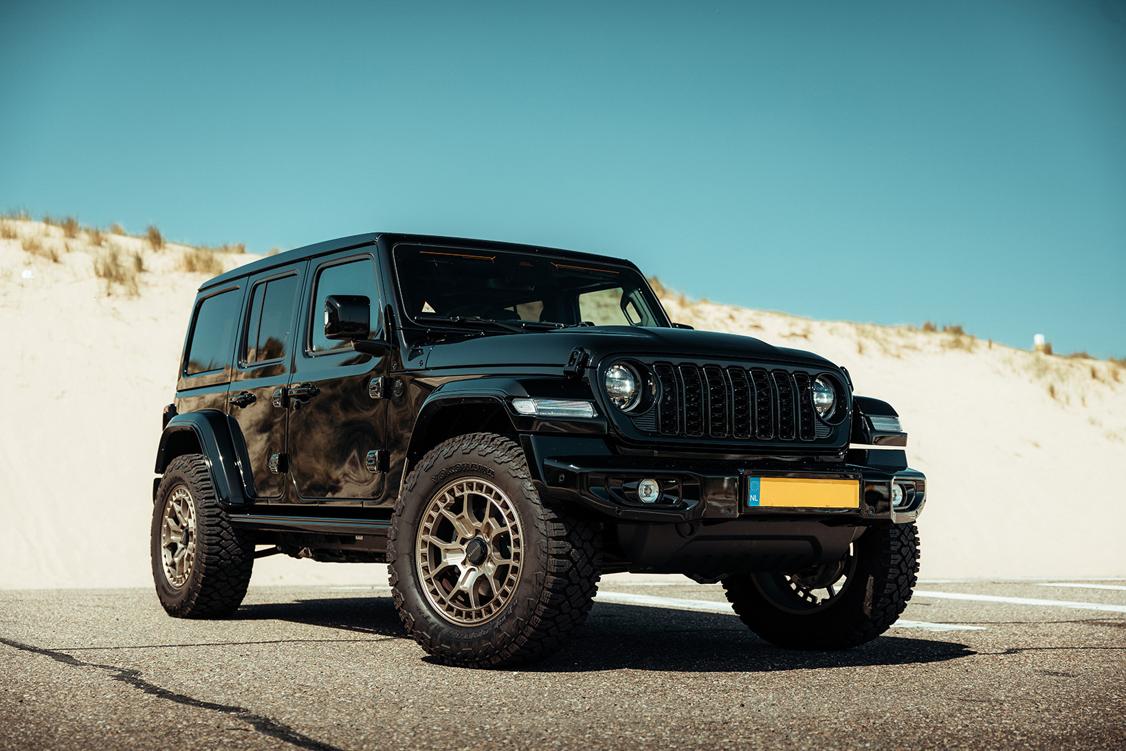 Jeep wrangler zwart schuin van voren