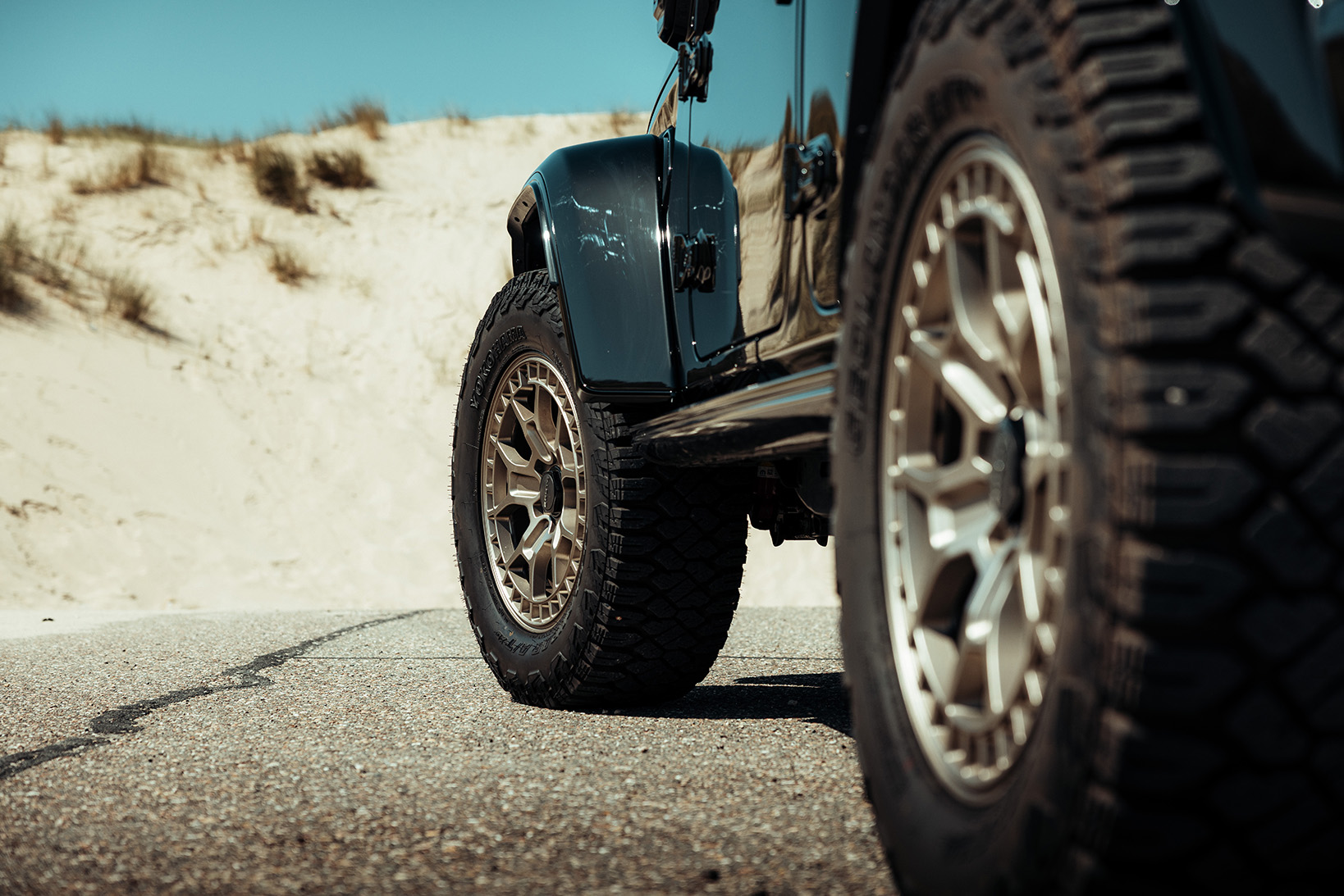 Jeep wrangler zwart voorwiel van achteren