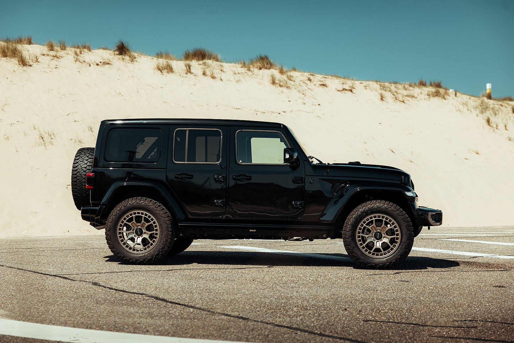 Jeep wrangler zwart zijaanzicht