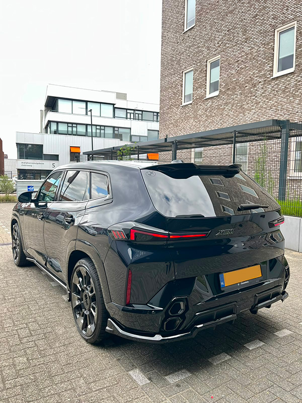 BMW XM achterkant schuin