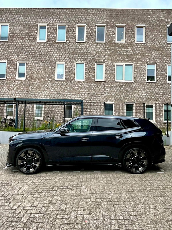 BMW XM totaal shot zijkant