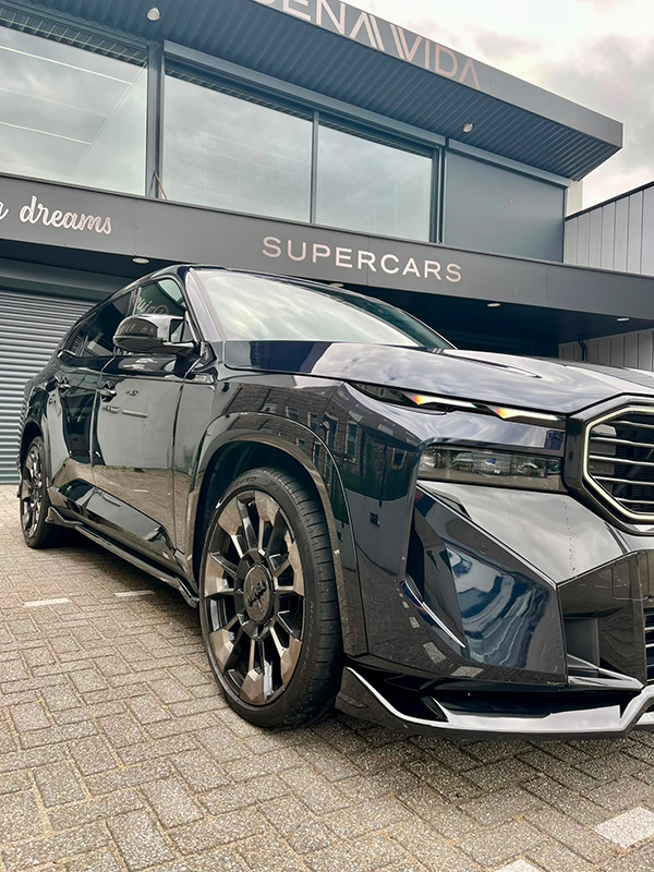 BMW XM zijkant lage angle