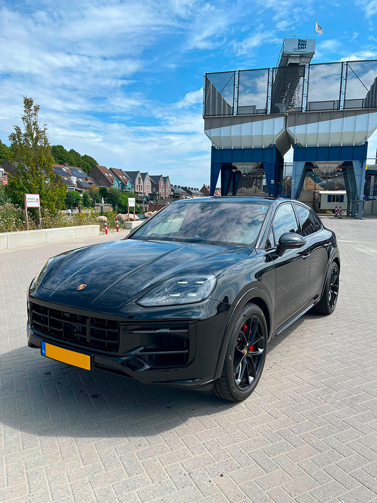 Schuin vooraanzicht van een zwarte Porsche Cayenne S
